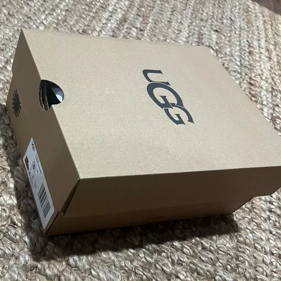 Uggs Toddler Classic Ultra Mini NWT in box, size 6, brown chestnut